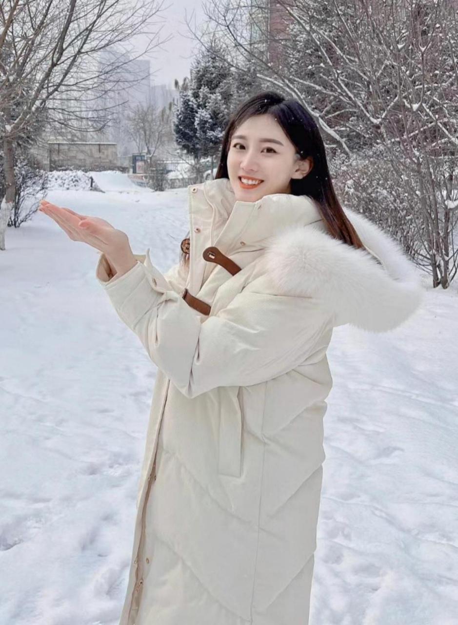 户外雪地美女