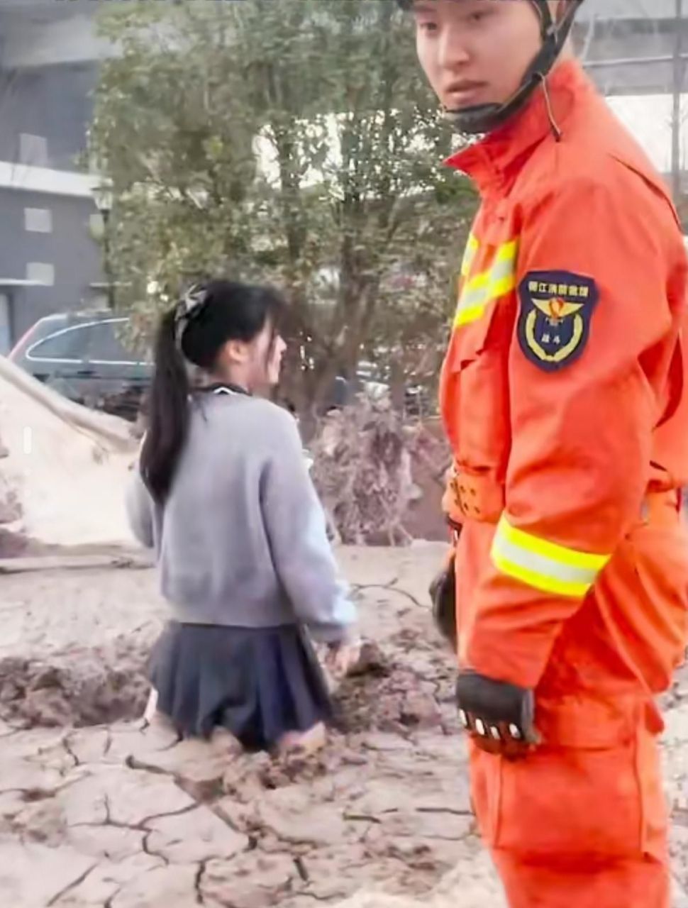 女子腿陷入泥潭"无法自拔",消防员徒手挖泥助其脱困.