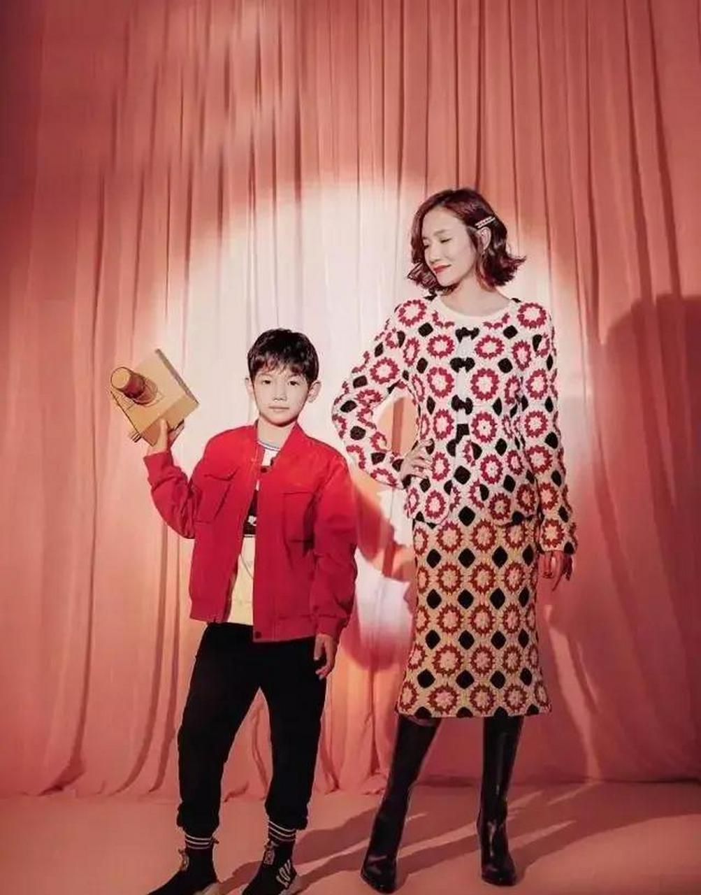 gif创作人# 杨烁领着儿子杨雨辰走机场,父子俩并肩同行父爱爆棚.