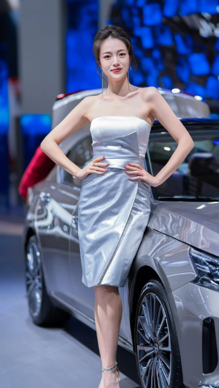 抹胸裙车模小姐姐