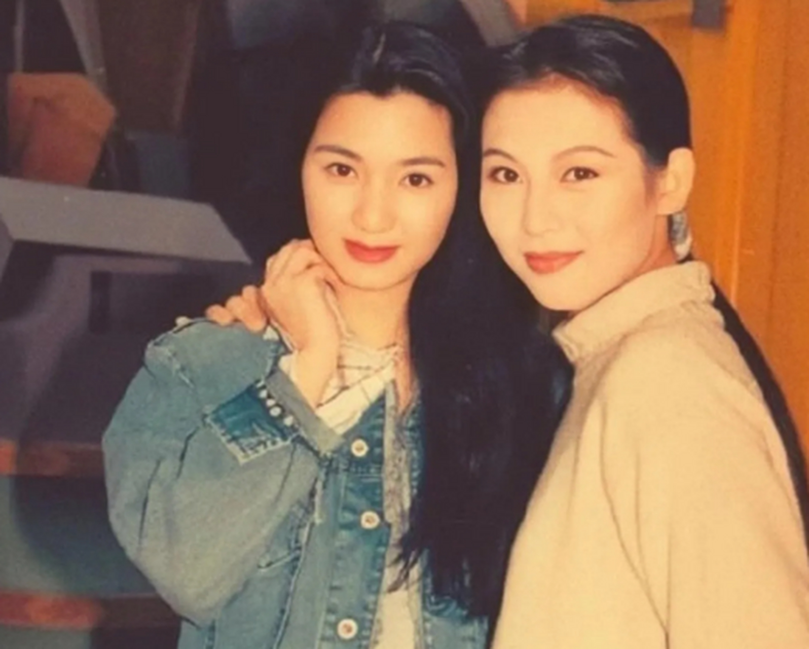 1993年,李嘉欣听说洪欣与刘銮雄"咏鹅,随即打电话给洪欣破口大骂"蠢