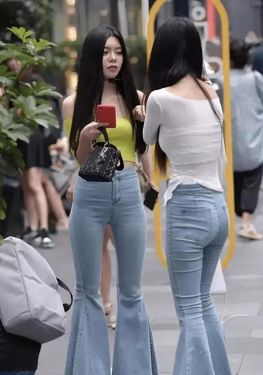 时尚是个轮回,90年代流行的大喇叭牛仔裤又卷土重来了