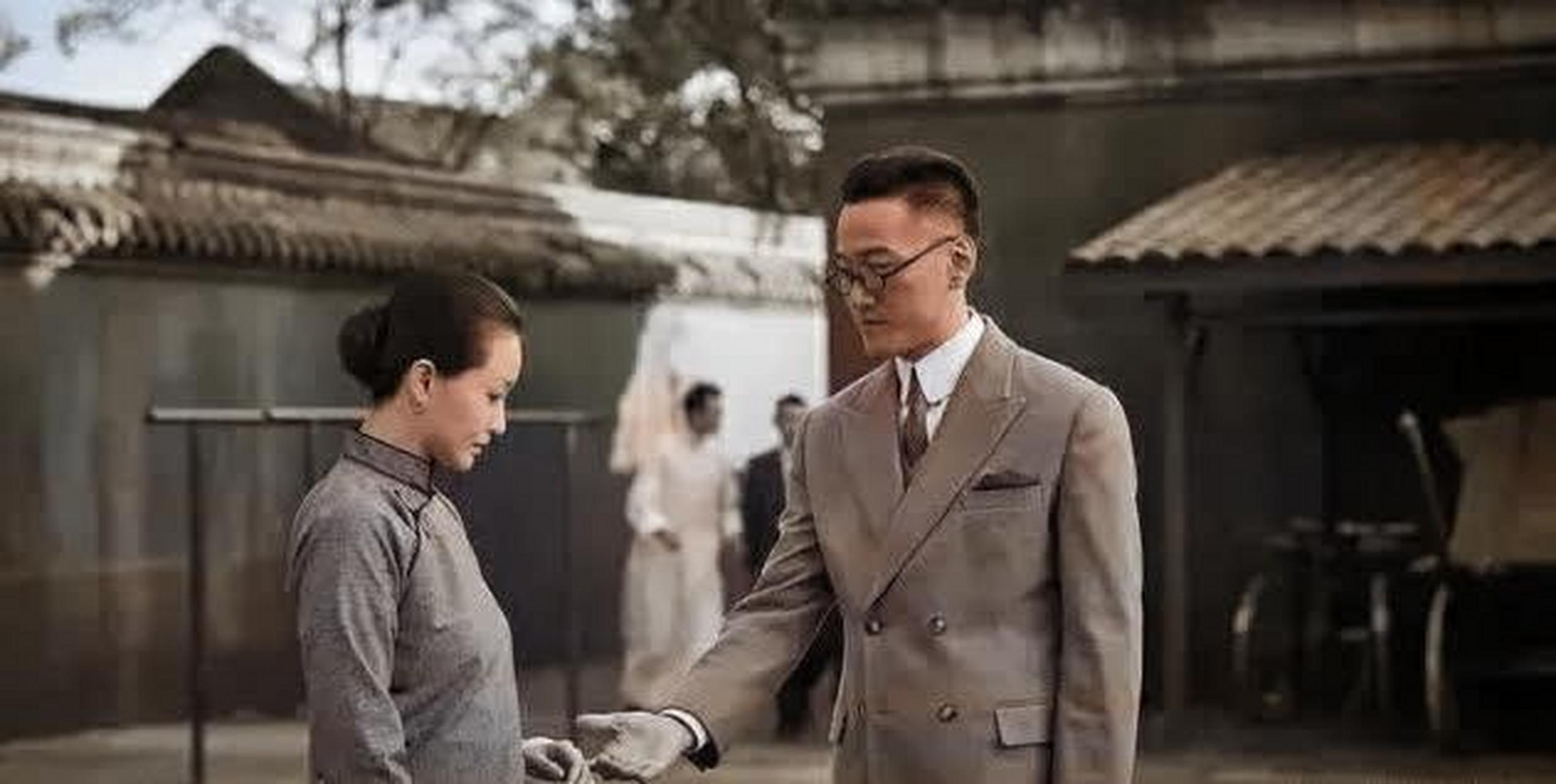 在电视剧《觉醒年代》中,胡适的妻子江冬秀的戏份并不算多,她裹着