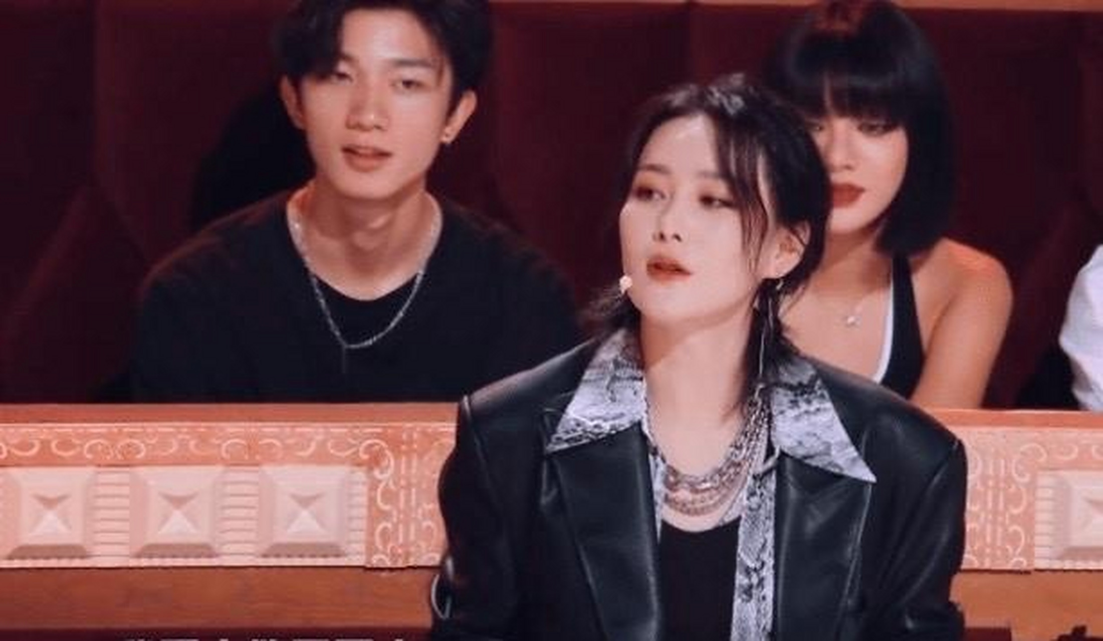 近日张馨予首次公开了自己和丈夫何捷及其爷爷何苍的合影,并讲述了