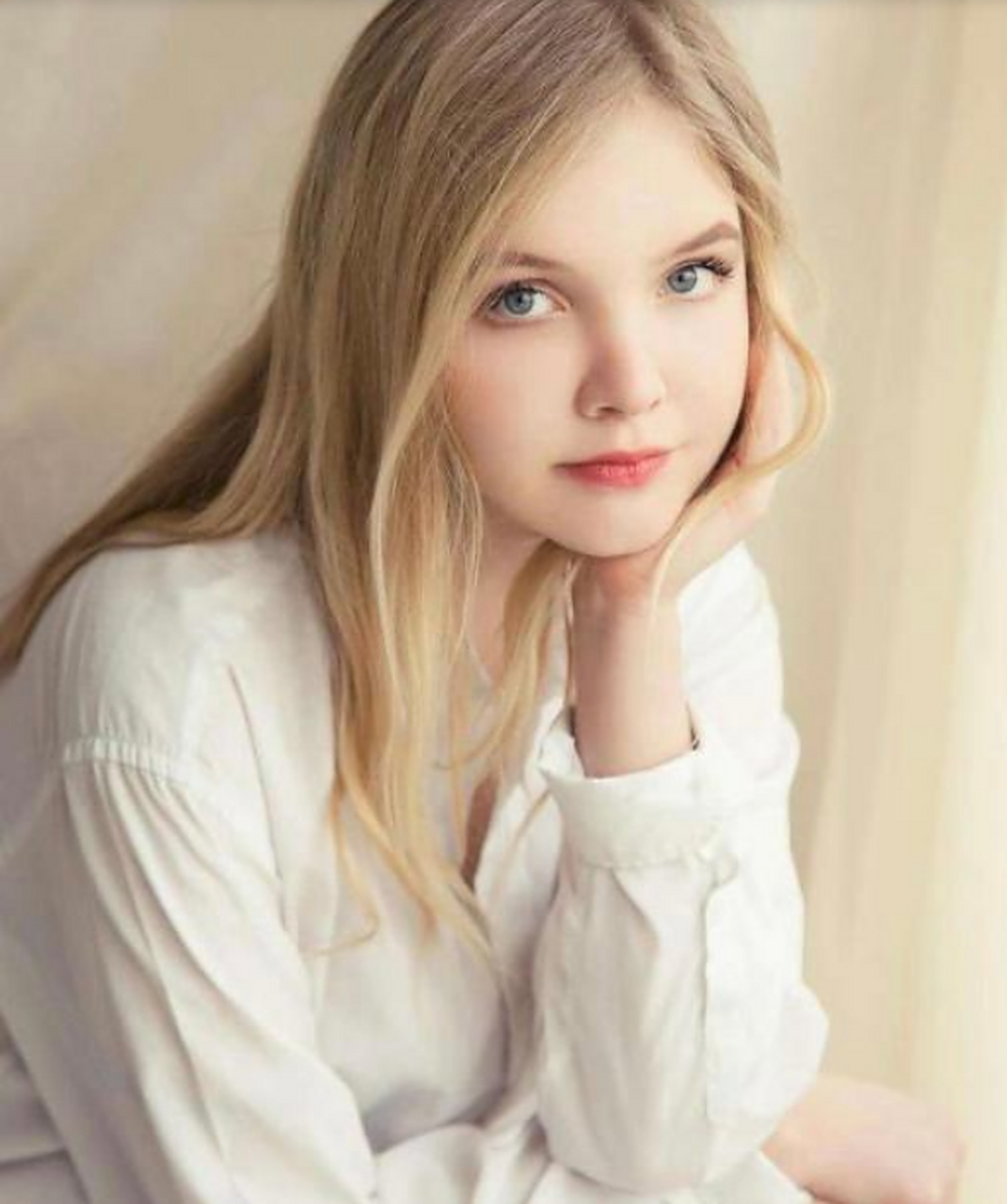 21岁俄罗斯金发美女伊娃,第一次去中国男人家做客,就被强吻了一分钟