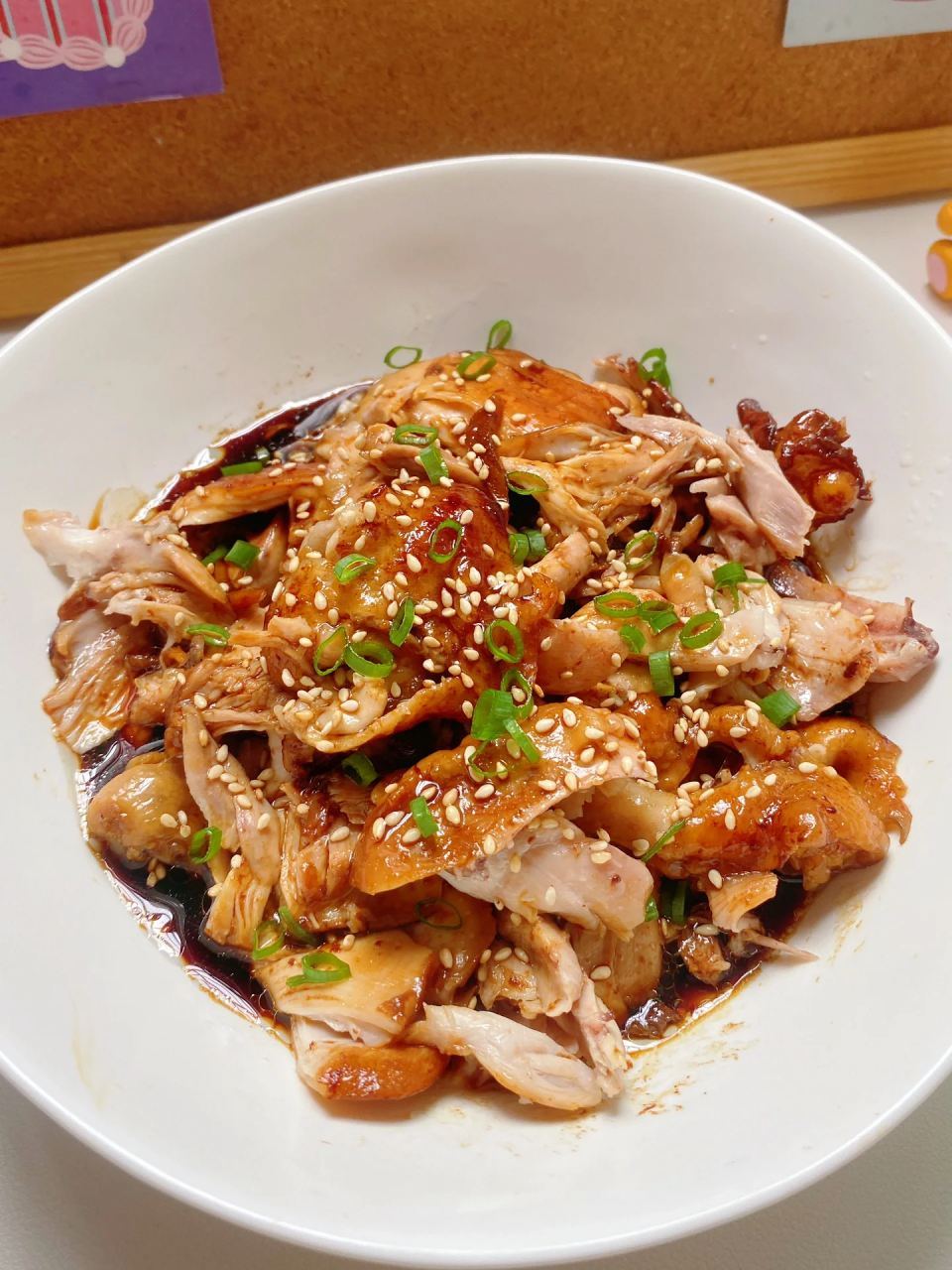 今天想要分享一道菜叫做酱油手撕鸡腿,做法简单,食材也非常的简单