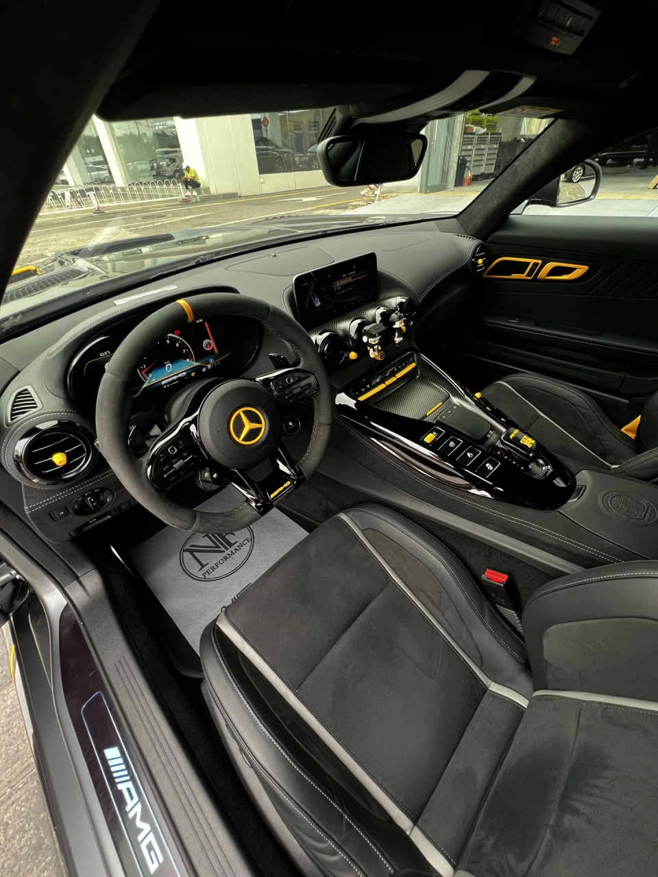 奔驰amggtr:超越极限的豪华跑车