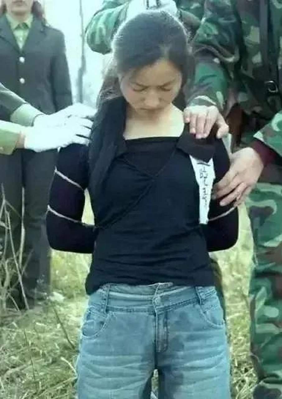 在公审大会上,一名年轻的女性毒枭面临着执行枪决的命运.