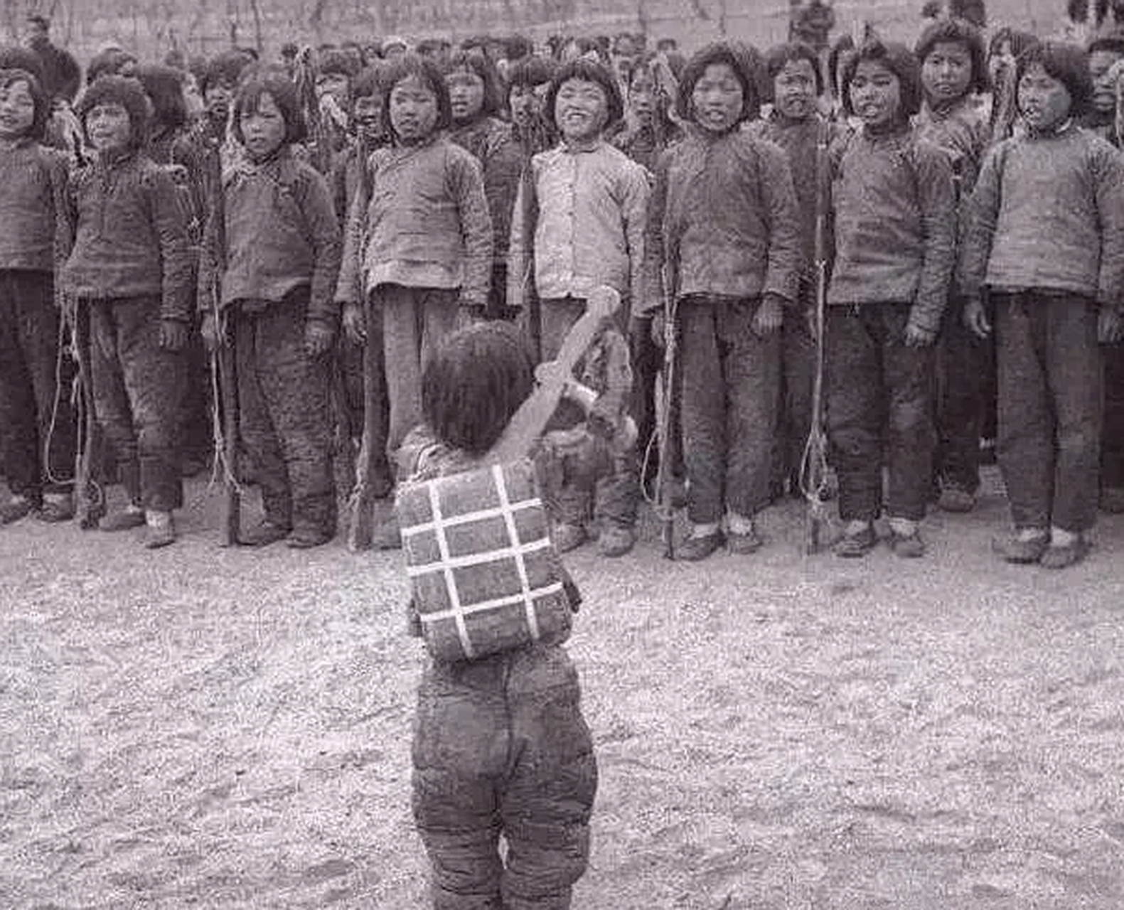 这张照片拍摄于抗日战争时期,是一群参加战争的童子军!