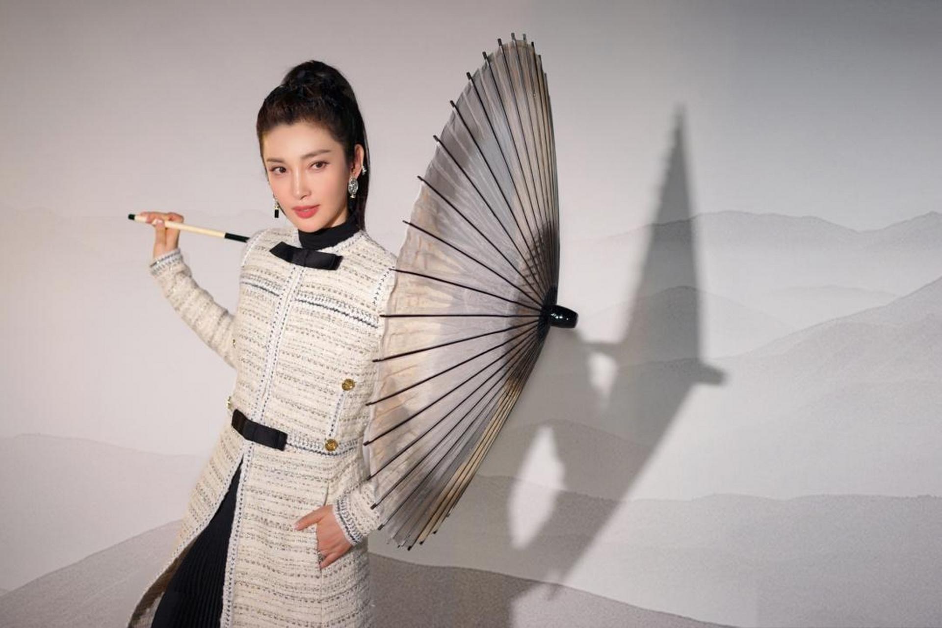 李冰冰才是真正的冻龄女神,穿长款小香风配高马尾,霸气洒脱李冰冰才是