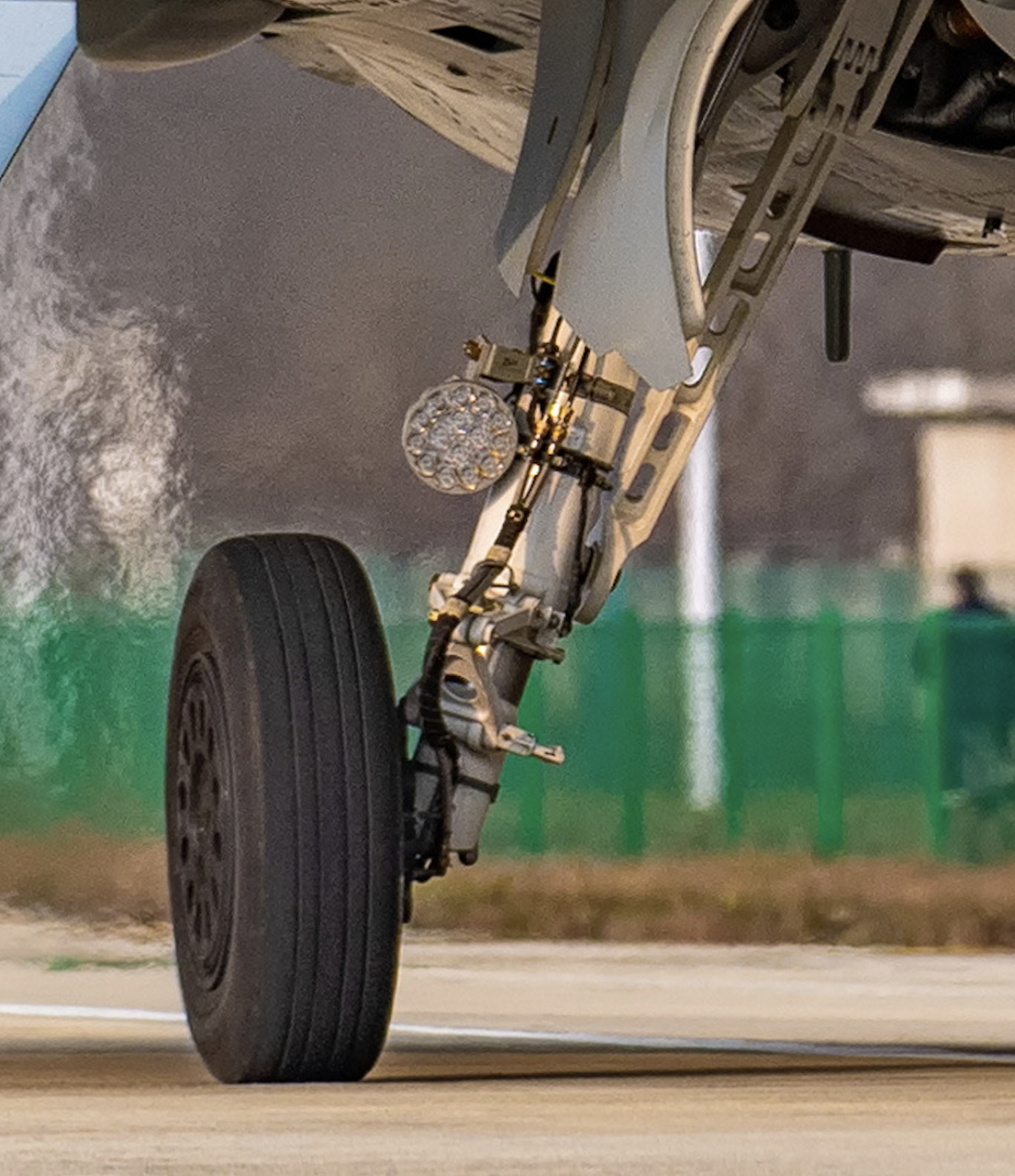 我国空军八一飞行表演队歼-10c战斗机前起落架上的灯;巴基斯坦空军歼