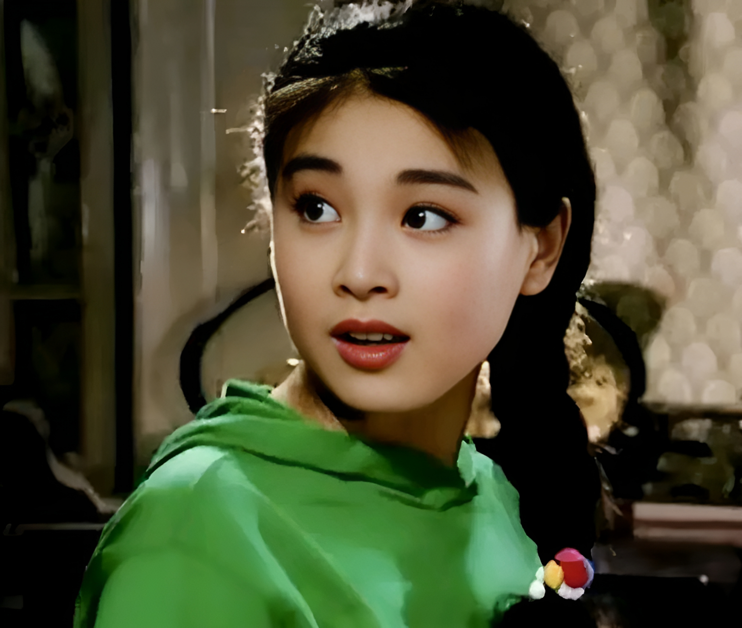 年轻的时候,她明眸皓齿,美丽大方,非常漂亮!