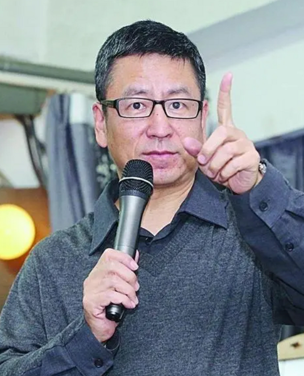 白岩松的儿子白清扬一向以学业优异而闻名,高考那年他顺利考入了伦敦