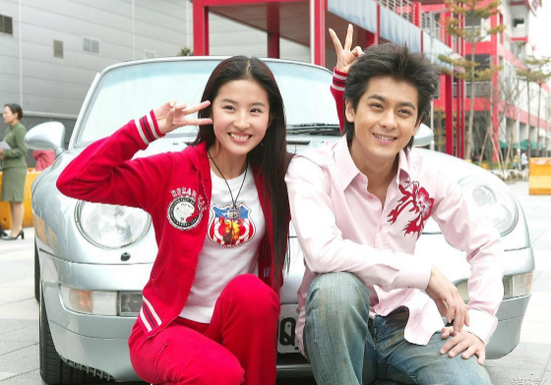 当年的刘亦菲和林志颖,这样的拍照姿势,也是很接地气 [大笑]很可爱