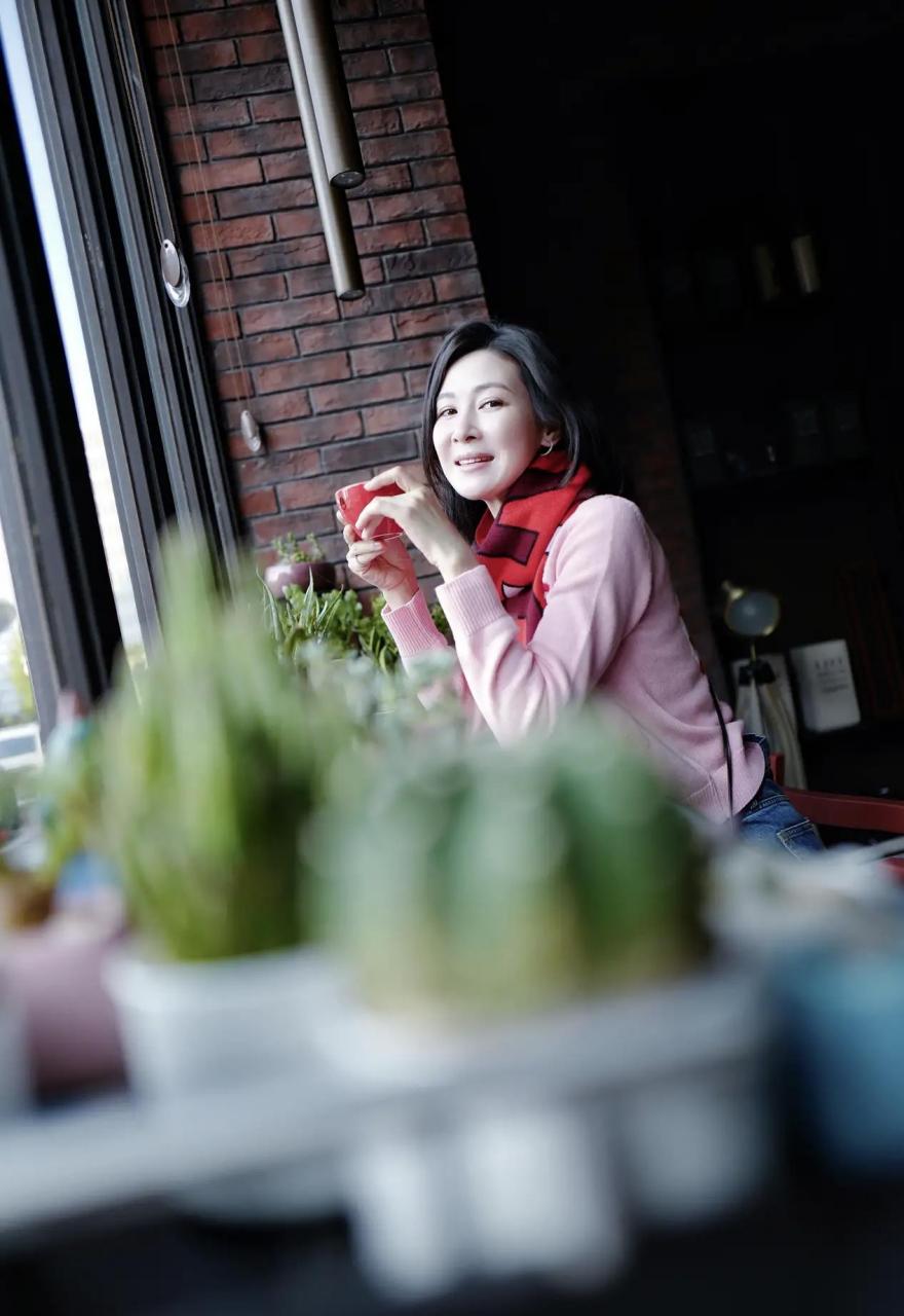 在青岛,李云龙儿媳童蕾喝咖啡的照片"太美了"!