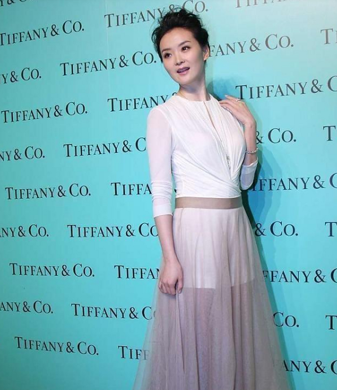 王艳穿白色连衣裙配盘发,自带阔太气场藏不住,真的是让人特别的羡慕.