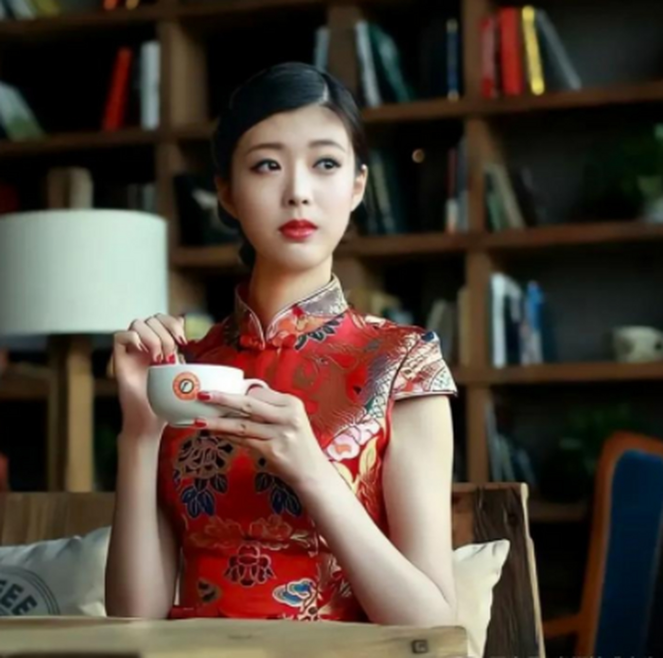 伊娃第一次接到大作家羿光邀请,请她到家里坐坐的电话,就知道接下来要