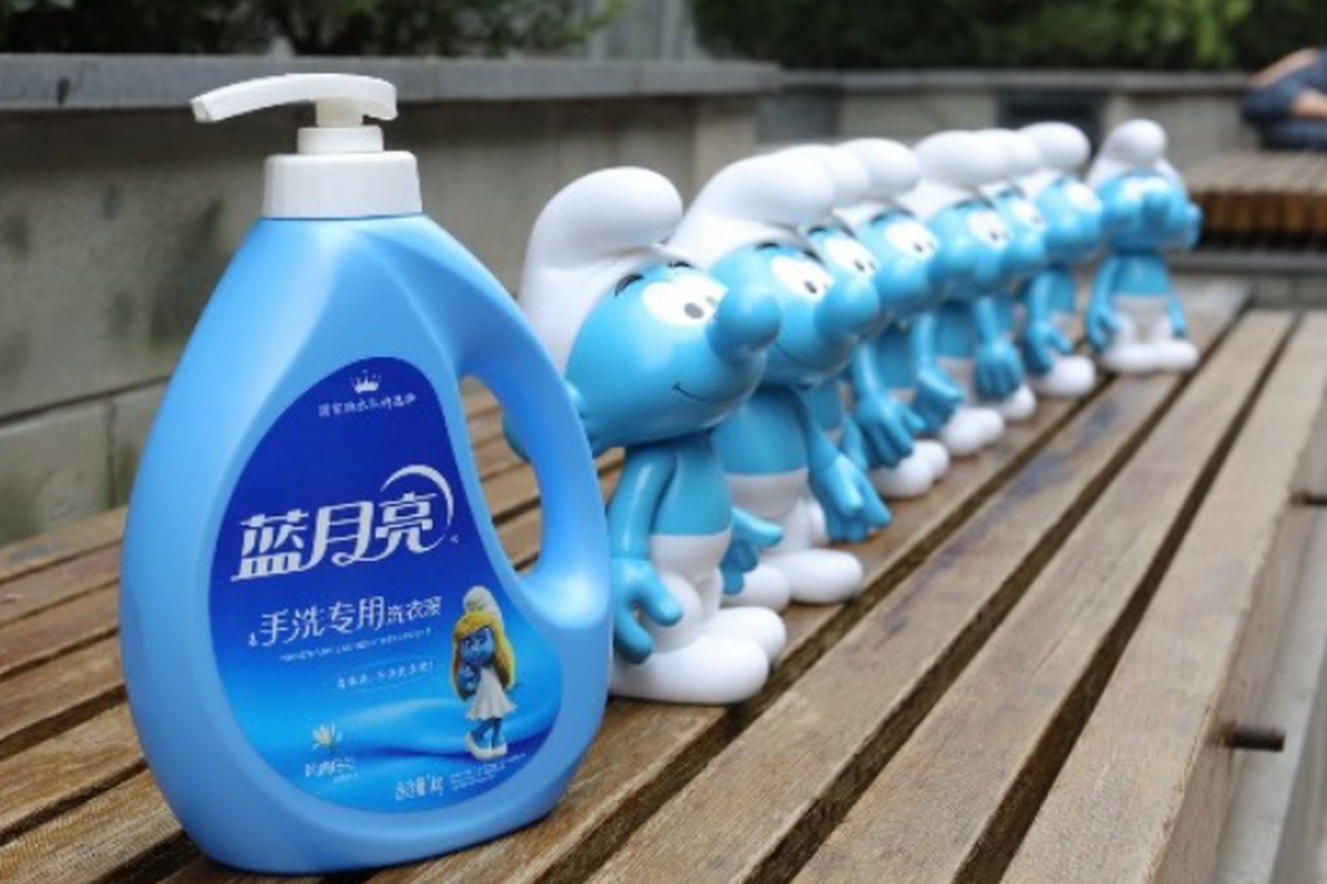 2010年,张磊来到蓝月亮创始人罗秋平的办公室,直接对着他道:"你现在