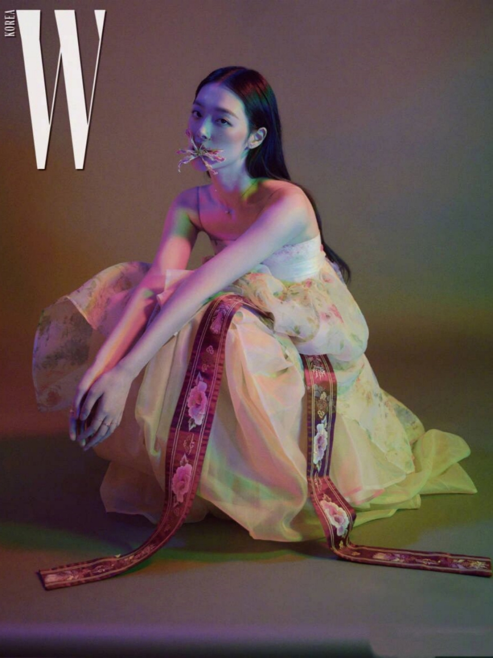 跟着明星学拍照崔雪莉  这套韩服写真 是美的,但怪诞中,又带着奇异