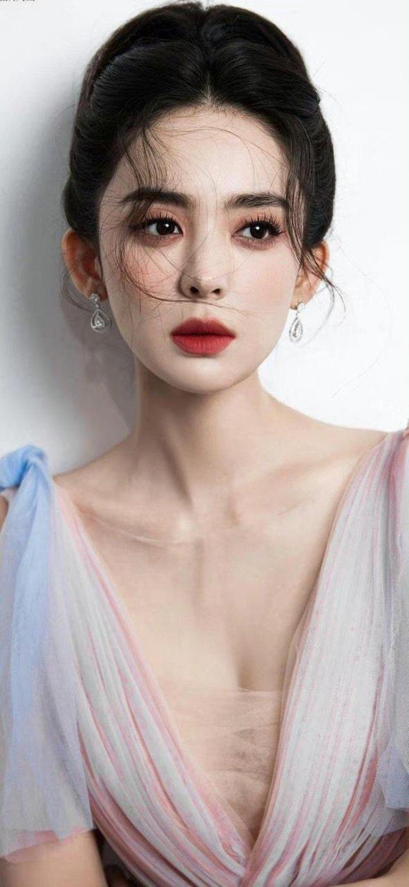 "迪丽热巴和古力娜扎对比图 , 古力娜扎身材颜值吊打迪丽热巴!