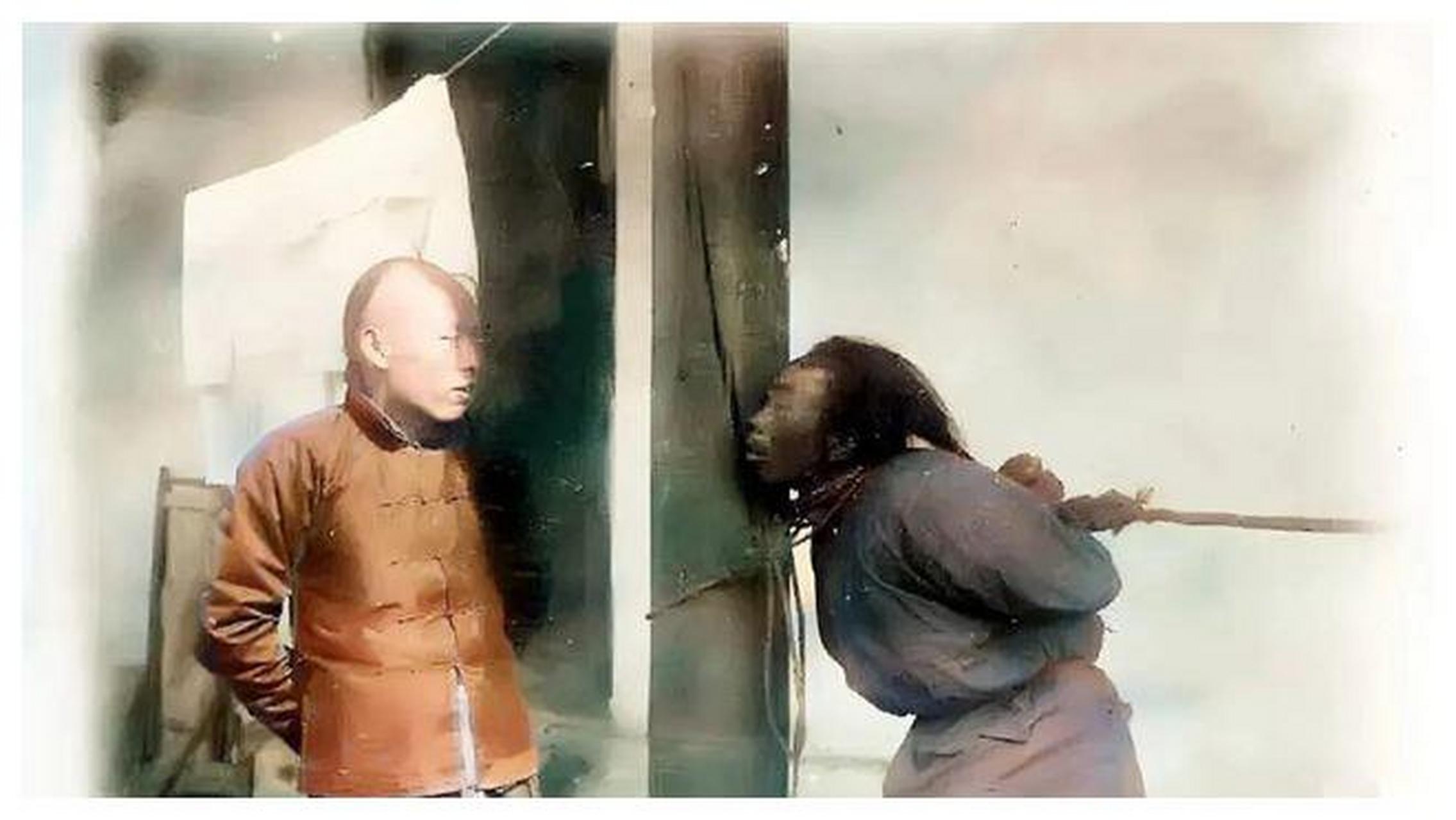 照片中的男子,绑在柱子上,双手被反绑在后,脖子紧紧勒住.