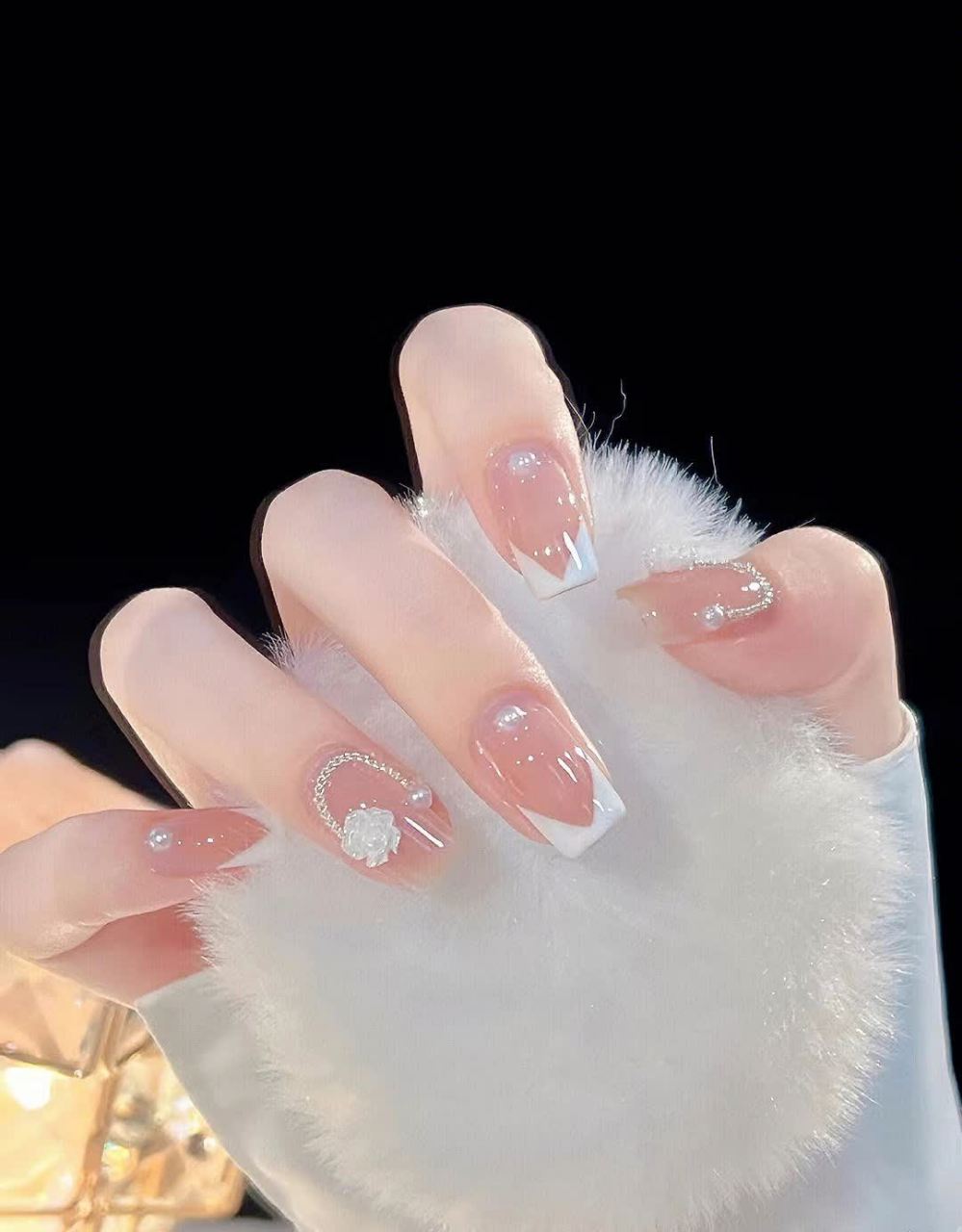 山茶花vs棋盘图案   造型1   纯白山茶花深v法式边   简洁大方,上手