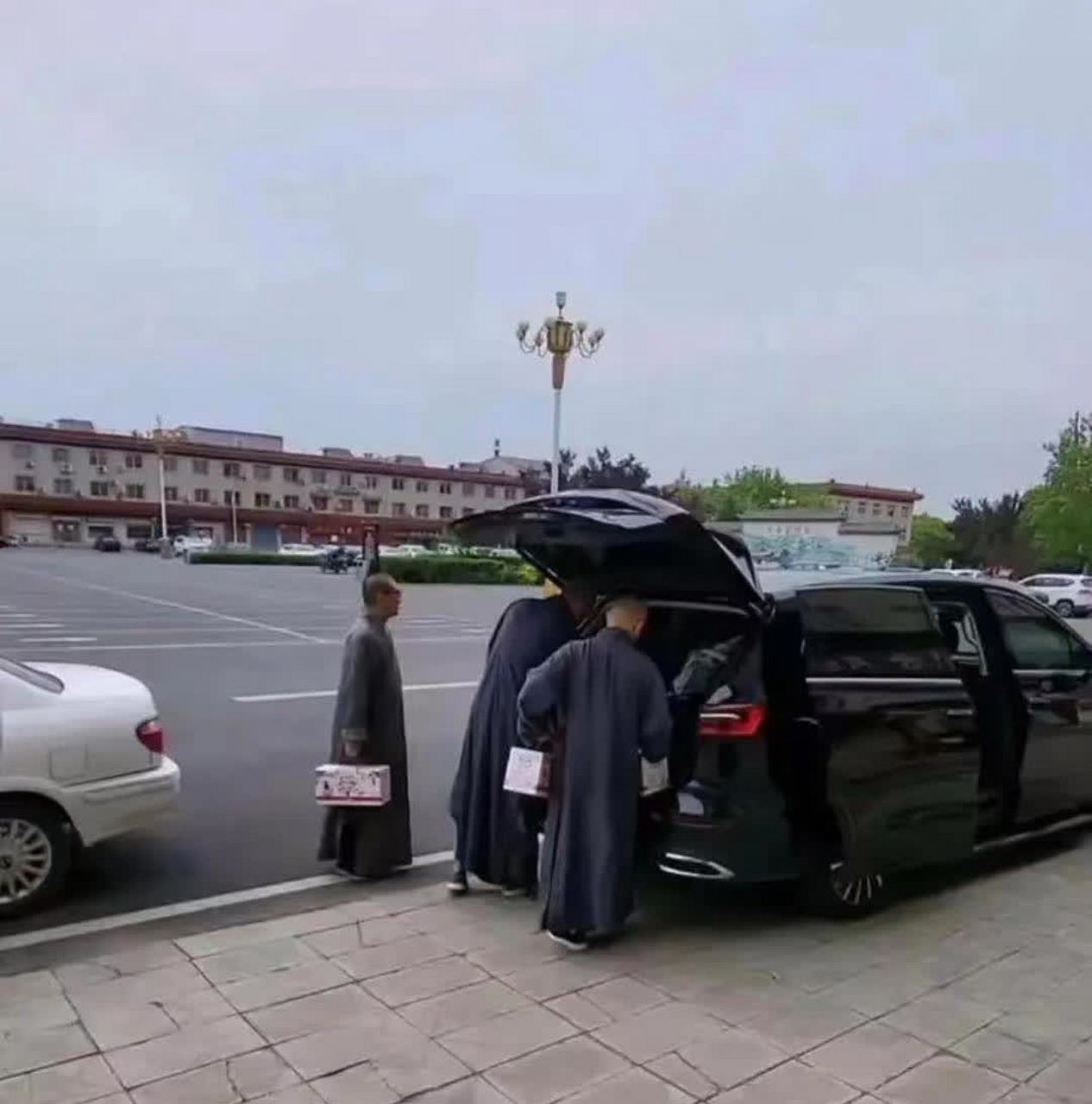 和尚开着豪车[抠鼻]