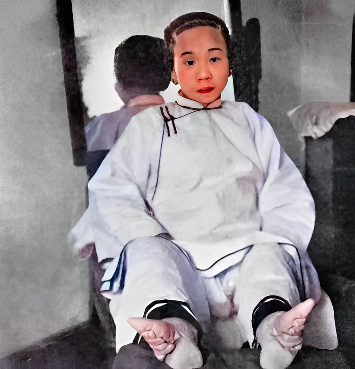 清末,一位小女孩女子在炫耀她的"三寸金莲山".