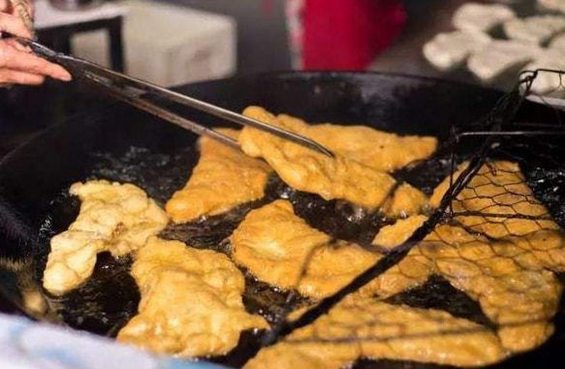 武汉鸡冠饺,咬一口酥脆鲜香 鸡冠饺也是武汉的地道"过早"美食,老配方