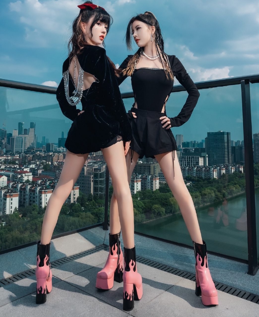 by2两姐妹真的很聪明,知道女生最喜欢大长腿.