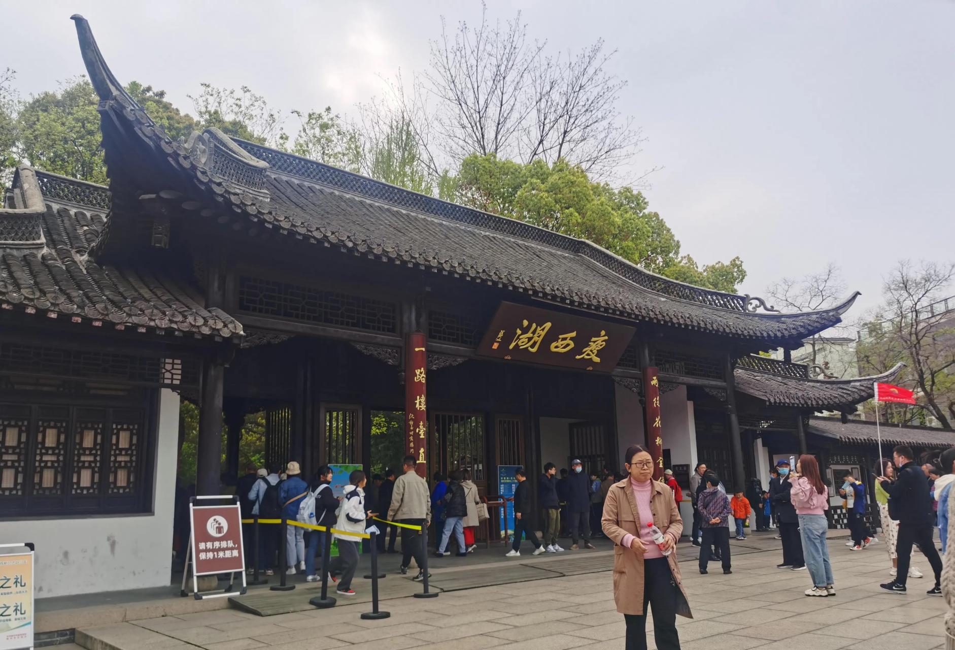 昨天去的扬州,到瘦西湖门口打个卡就走了,早年就逛过,都是人文景观