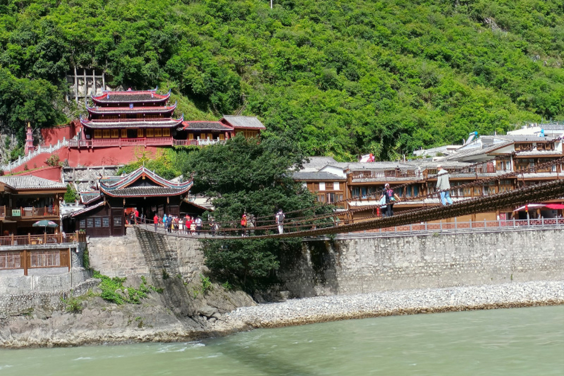 四川泸定桥:位于甘孜泸定县泸桥镇大渡河上,是清朝康熙帝御批建造的