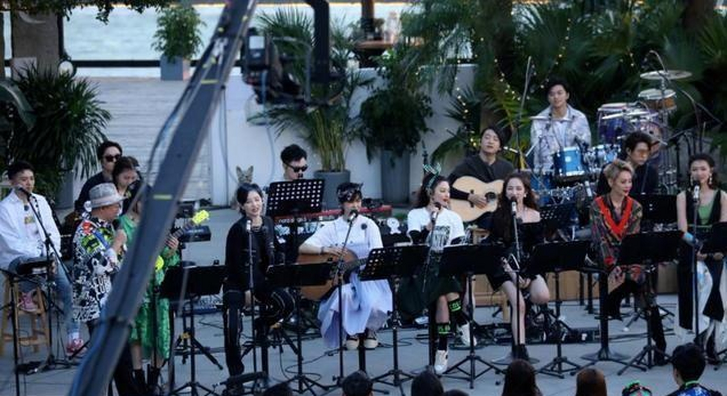 姐姐们也在今天正是官宣团名x-sister李斯丹妮也表示她也不知道就这么