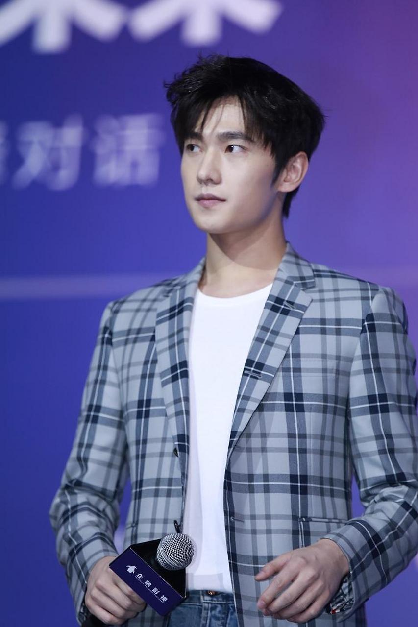 有瓜主透露,《狂飙》原本找的是张译和杨洋,后来换成了张颂文!