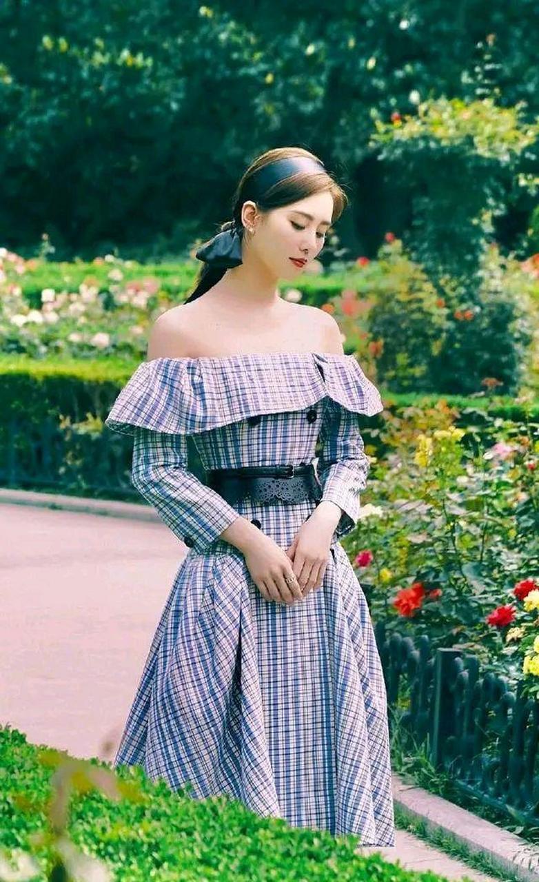 刘诗诗一字肩连衣裙衬托美好天鹅颈,气质一如既往满分