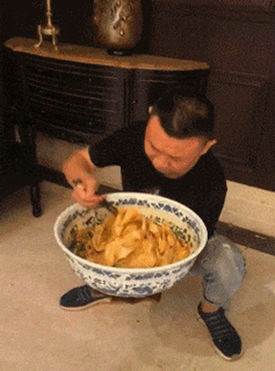 搞笑gif动图:哈哈,第一张,最近肉太贵了,只能吃点点面了