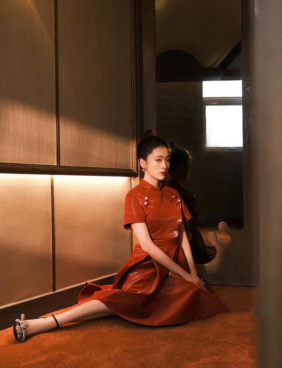 张雪迎中国红写真氛围感拉满 扎丸子头俏皮可爱少女感十足