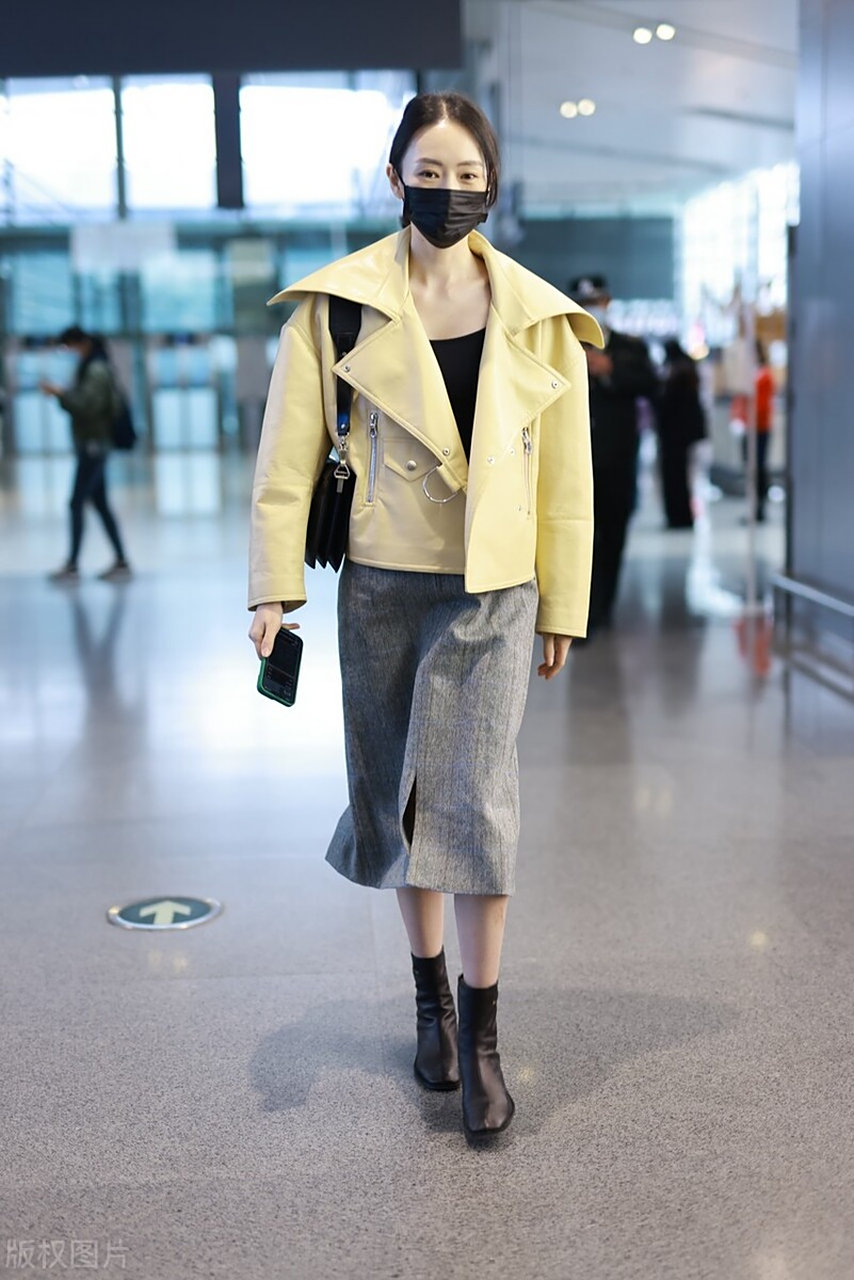 童瑶机场街拍,米色翻领皮衣 灰色毛呢半身裙,温柔亲切!