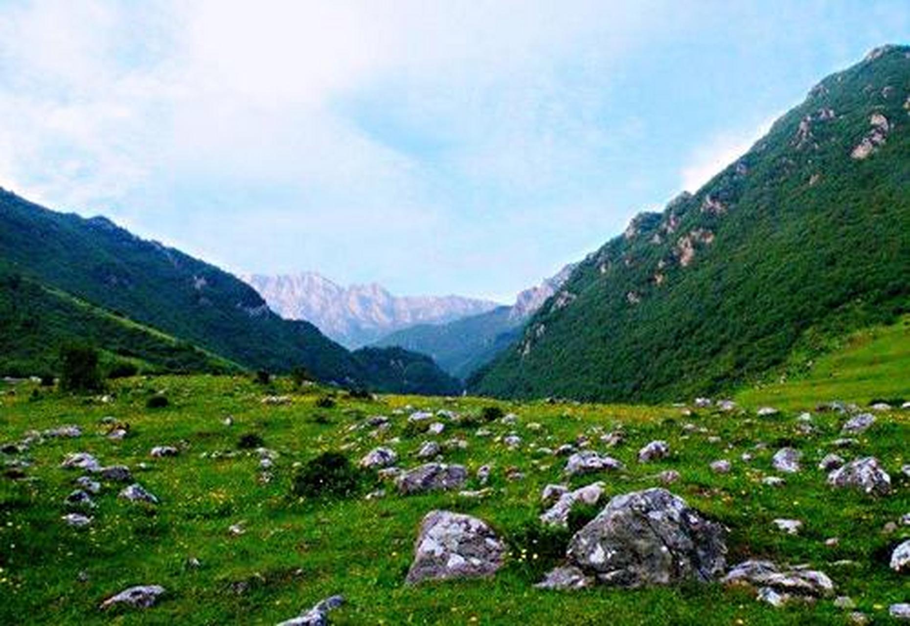 双石门,雄壮的雪山伟岸而冷峻,丰腴的草原欢快而寂静,虽然212国道横穿