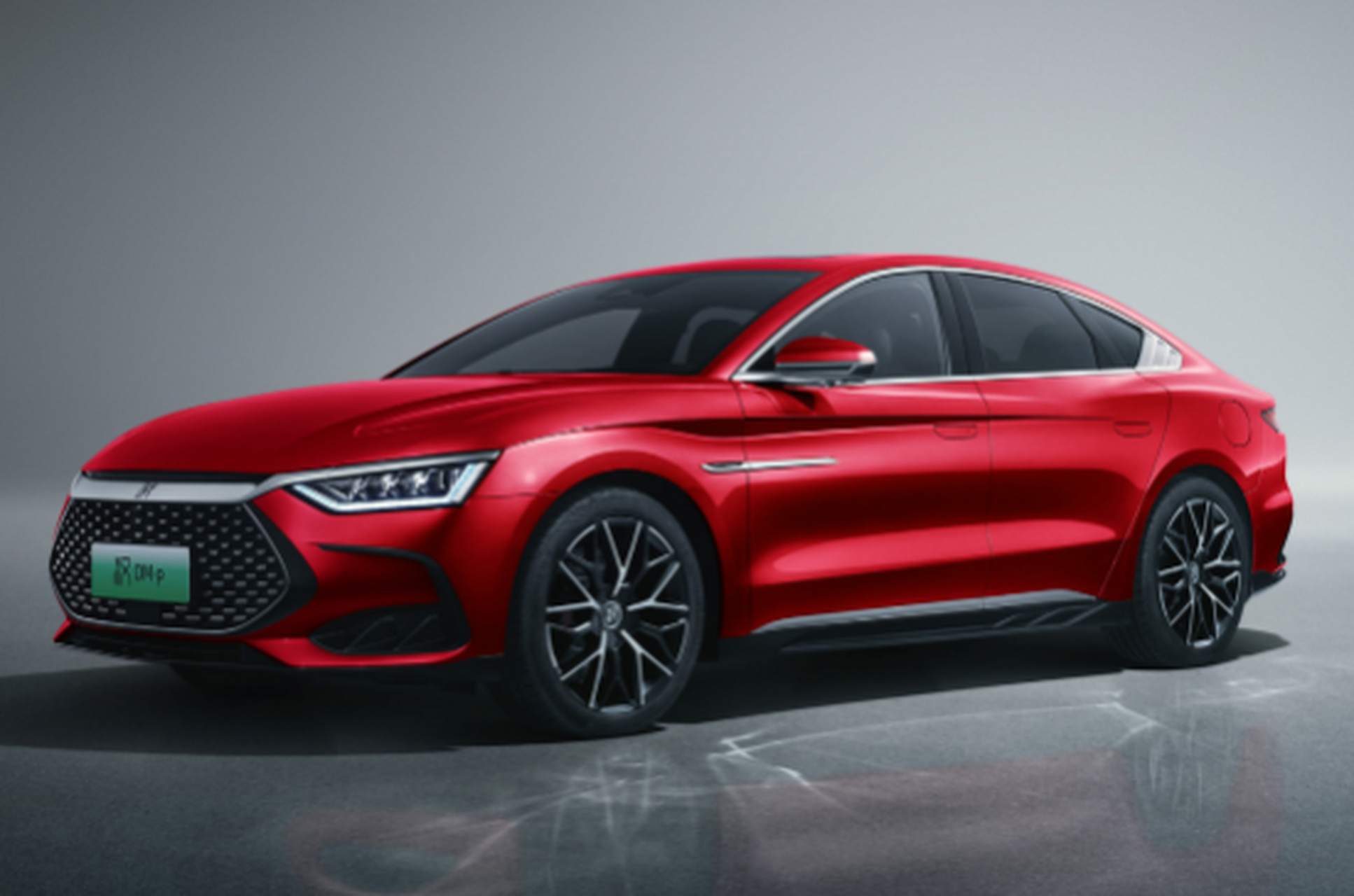 亚迪汉dm-p这款车侧面线条设计流畅,尺寸方面,该车长为4975mm,车宽为