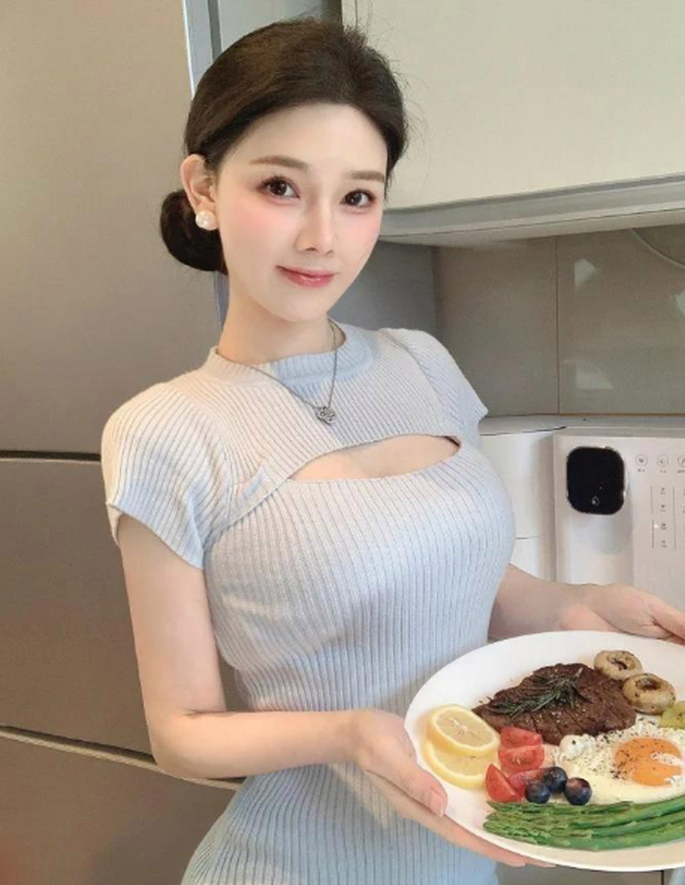 贤妻良母型的少妇亲自下厨!