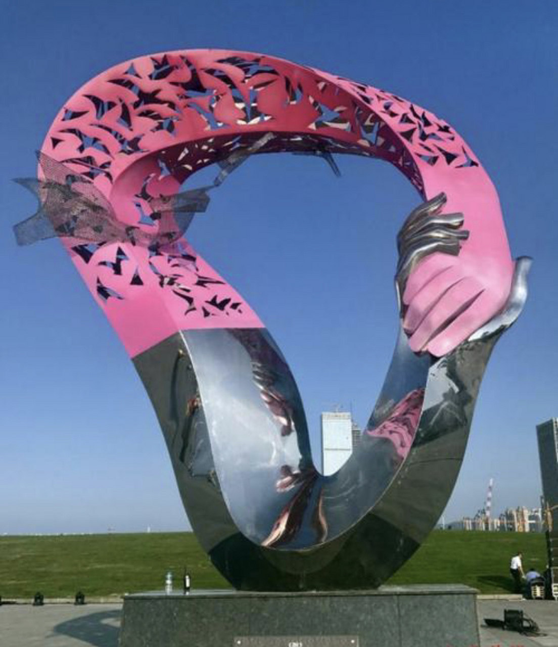 城市雕塑的意义和价值在于它们在公共空间中扮演了重要的角色,为城市