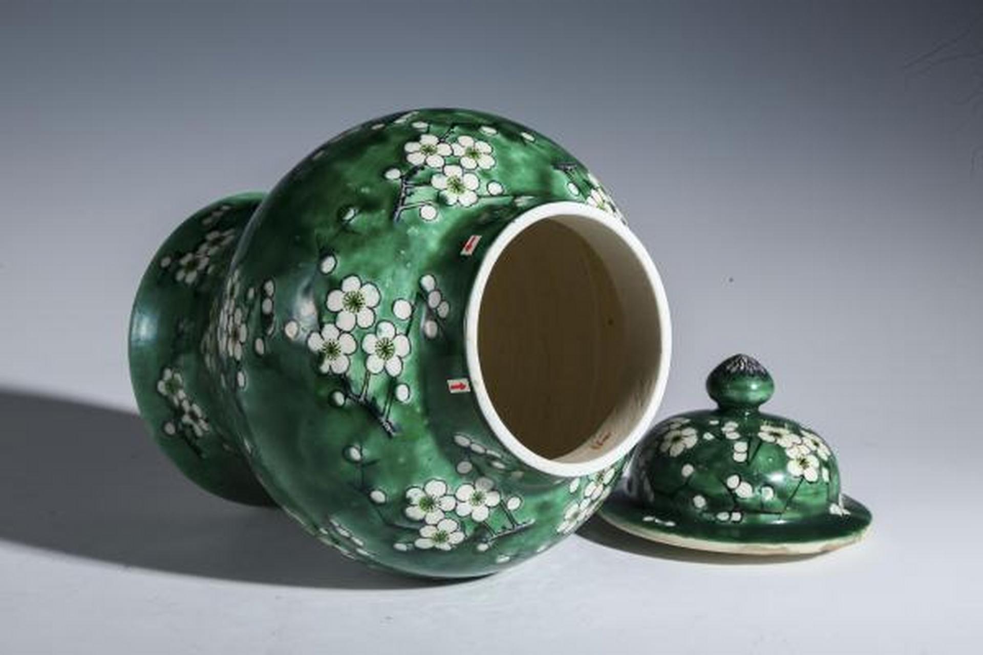 明代瓷器# 此件晚清民国·绿釉地留白梅纹将军罐,口径10.