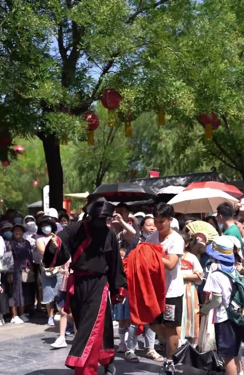 他收到了王源妻子扔来的绣球花. 现在他应该可以抱回美女了吧?[开心]