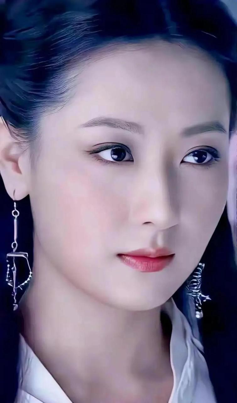 大美女白冰真是太美了,一代佳人,眼睛会勾魂呢肌肤胜雪如玉,身材苗条