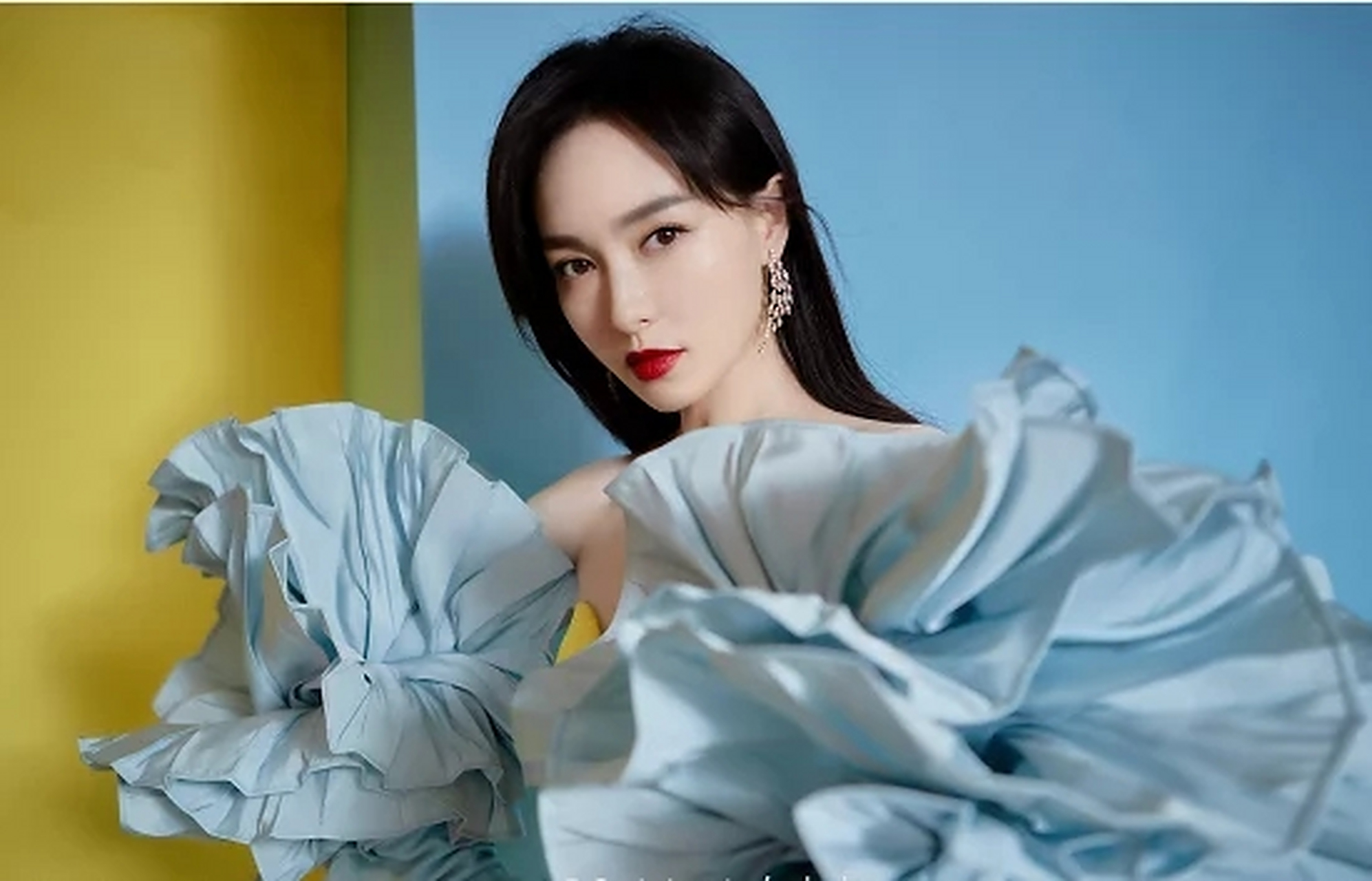 唐嫣身材好到任性穿,黄色连衣裙温婉大气,蓝色手套浮夸又高调