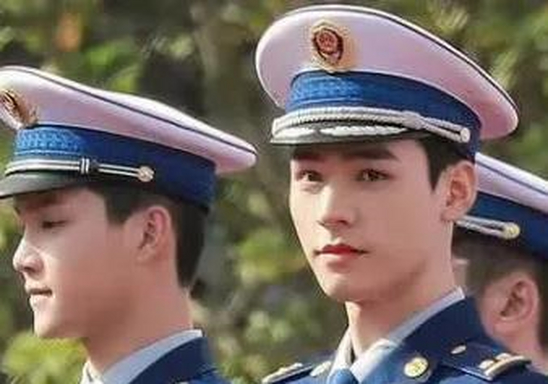 不得不说,龚俊在《你好,火焰蓝》这部电视剧中的消防员扮相真的是超级