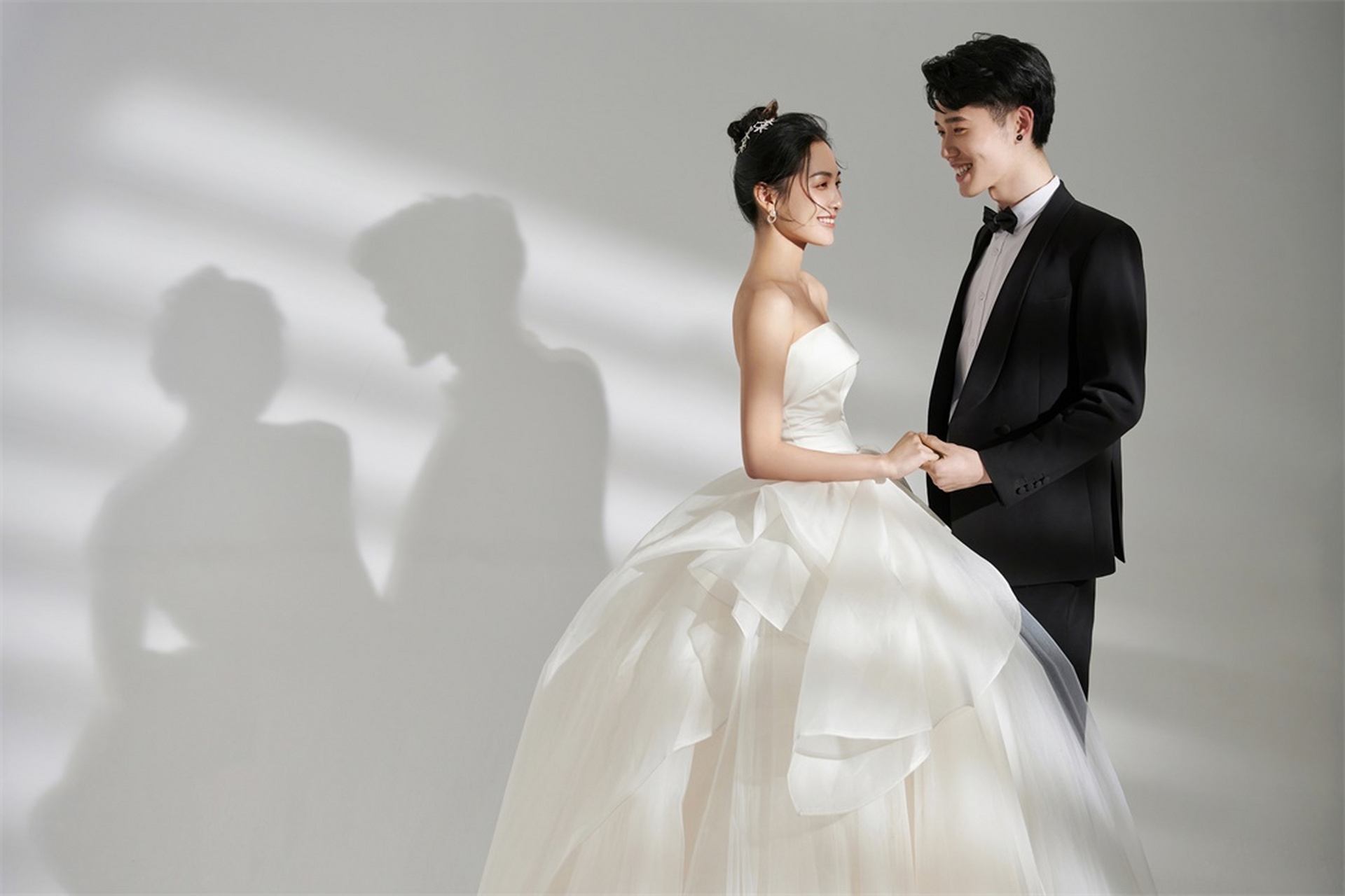 室内光影韩式极简婚纱照 将细腻的爱意藏进极简空间里,保存爱情纯粹的