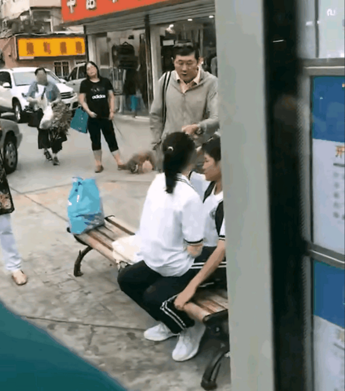 中学生早恋,在大街上行为越界,被路过大叔当场教育!