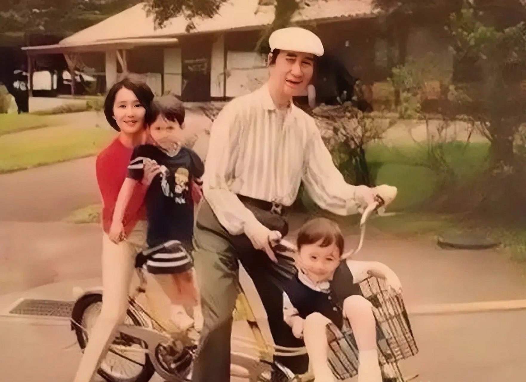 澳门赌王何鸿燊与梁安琪照片,照片中赌王90多岁还抱着自己四太太,专宠